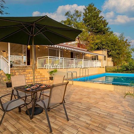 Stayvista'S Harvest Haven - Pool-View Villa With Deck & Machan Near Sula Nashik Buitenkant foto