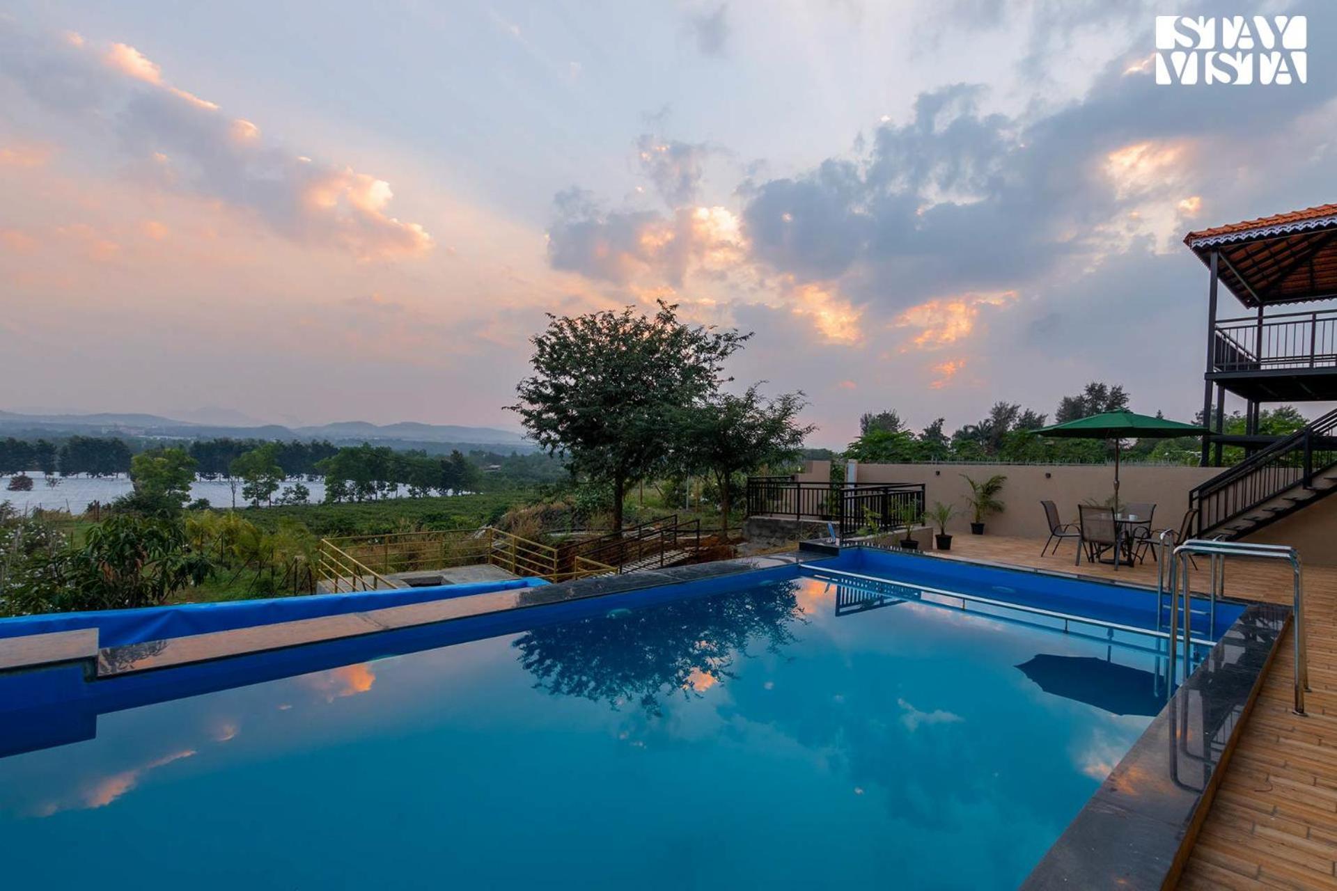 Stayvista'S Harvest Haven - Pool-View Villa With Deck & Machan Near Sula Nashik Buitenkant foto
